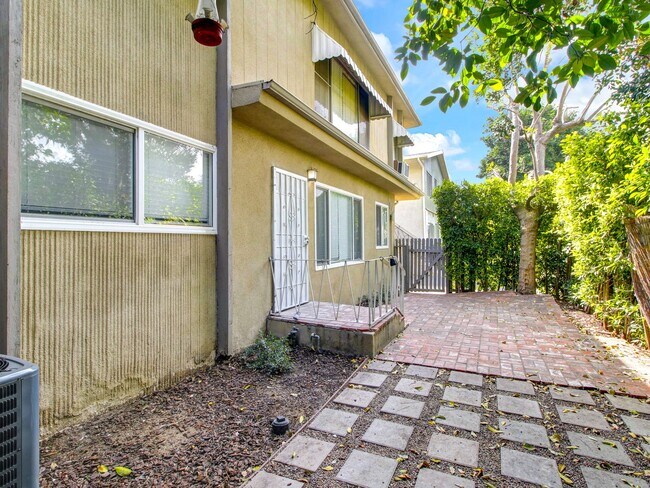 Foto del edificio - 1040 N Sierra Bonita Ave