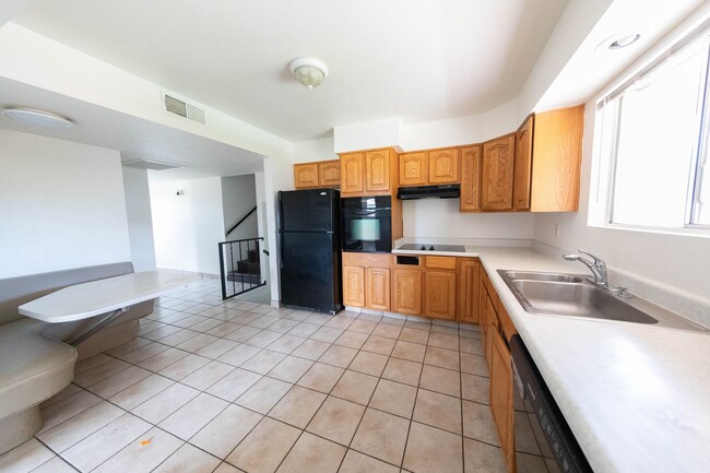Building Photo - 5 BEDROOM, 2 BATH TEMPE HOME WITH DIVING P...