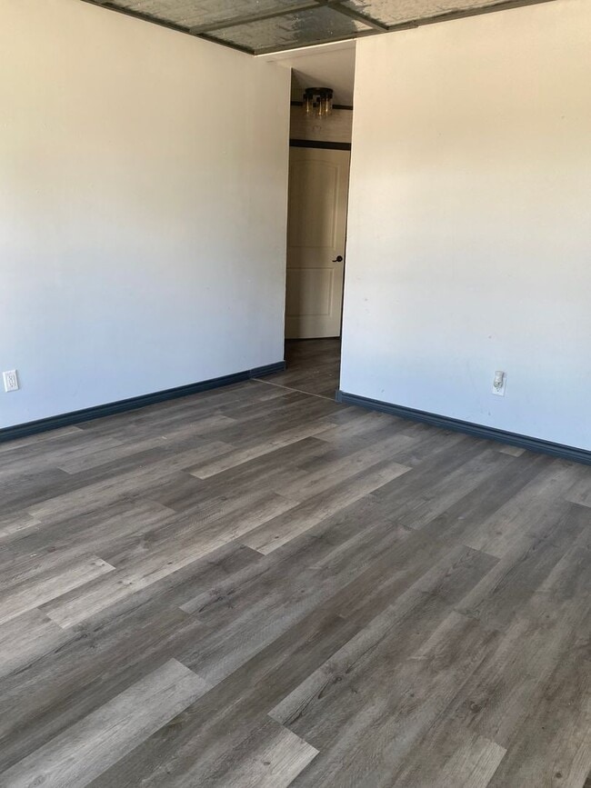 Building Photo - Comfortable Sweetwater Retreat: 2-Bed Home with Fenced Yard & Bonus Storage!