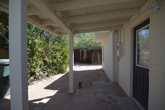 Foto del edificio - Remodeled 2 Bedroom 1 Bath House! (Back Unit) Central Tucson Location!