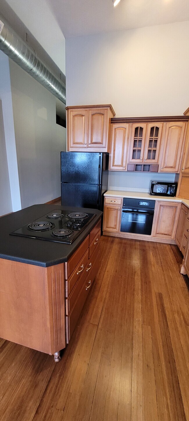 encimeras de Corian - 520 W 1st St