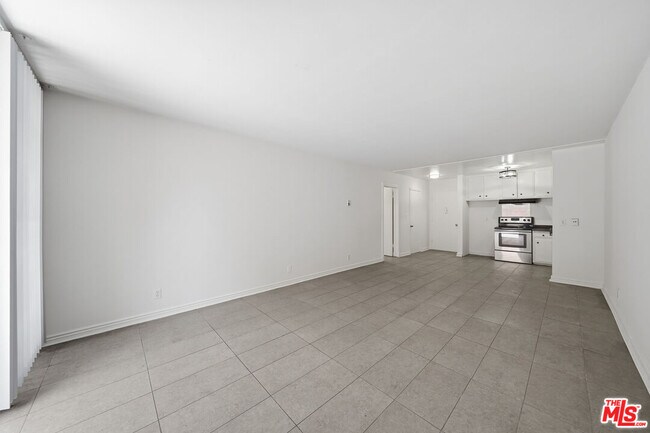 Building Photo - 425 S Kenmore Ave