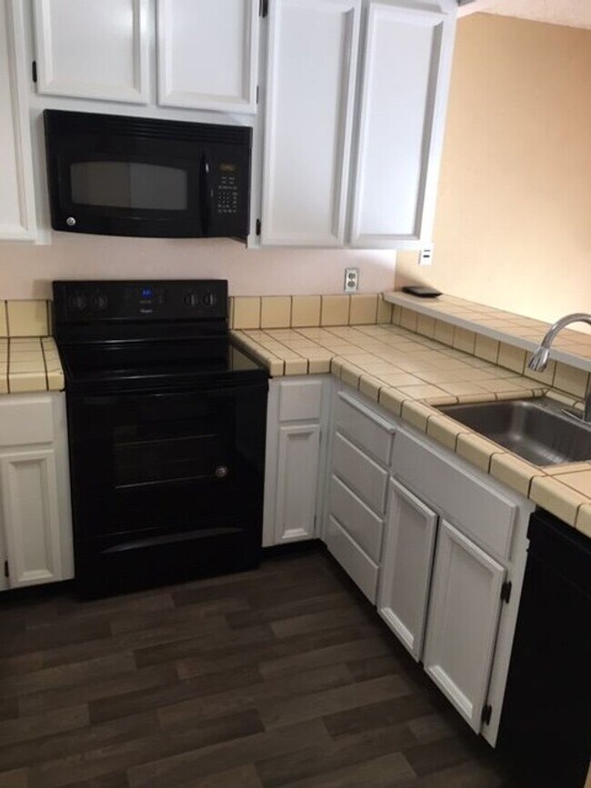 Foto del edificio - First Floor condo perfectly situated for p...