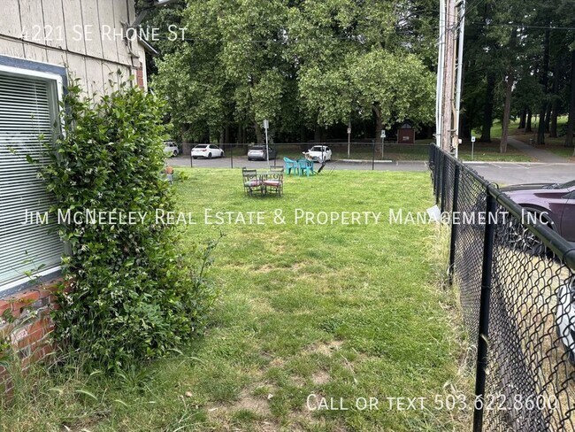 Building Photo - MOVE IN SPECIAL! Two-Level 2 bed/ 1 bath U...