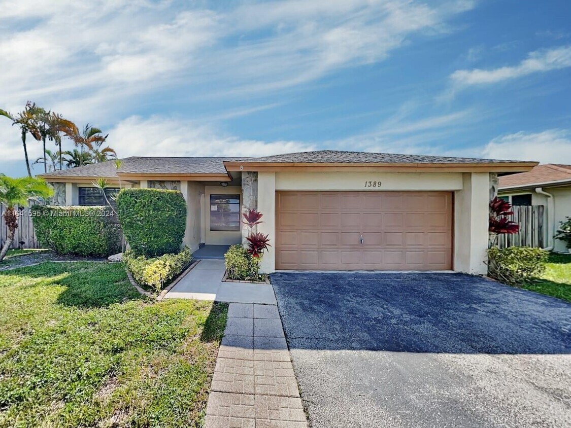 Primary Photo - 1389 SW 151st Ave