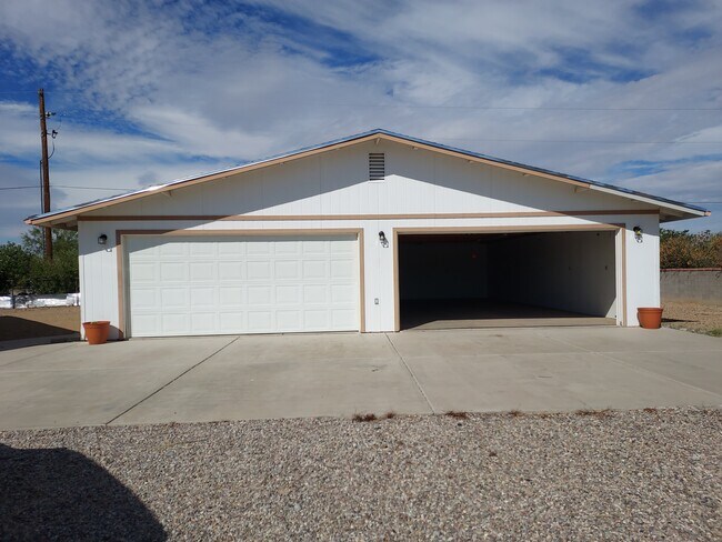 Building Photo - 8591 W Moses Dr