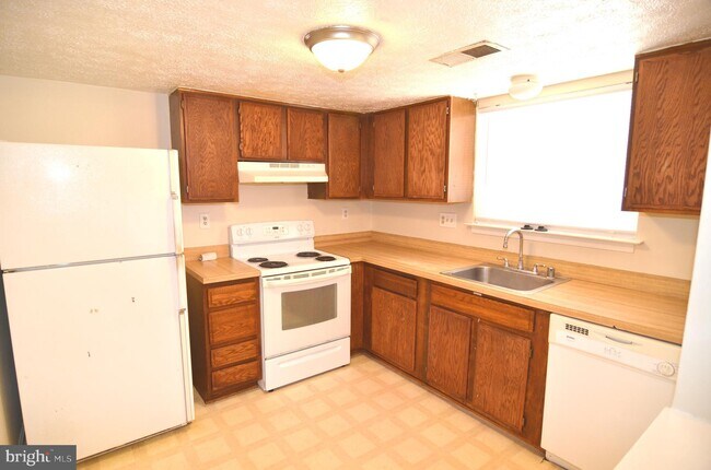 Building Photo - 2551 Robinson Pl