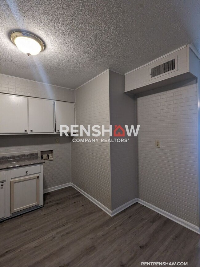 Foto del edificio - Accepting Section 8 - 4 Bed / 1 Bath - Upg...