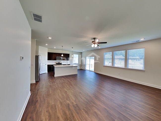 Foto del edificio - 738 Carnaby Ln