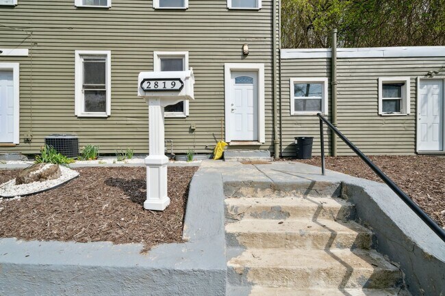 Foto del edificio - Charming & Updated 2-Story Home Minutes fr...