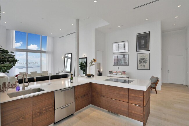 Building Photo - 495 Brickell Ave