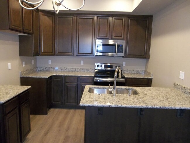 Building Photo - Chic Modern Townhouse in Berthoud – Your Dream Home Awaits!