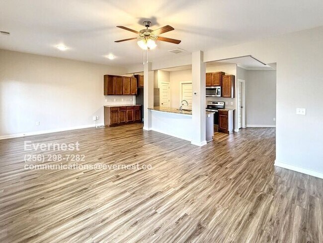 Building Photo - Spacious and Bright 3-Bedroom Home in a Co...