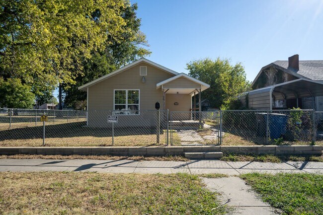 Foto del edificio - Stunning 3 Bed 2 Bath In Quiet Neighborhood