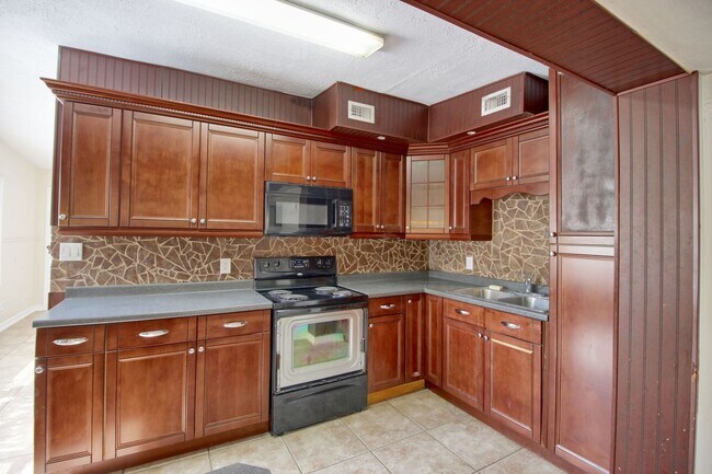 Foto del edificio - 7608 Simms Ave