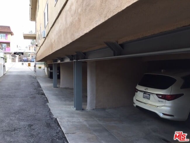 Building Photo - 443 S Wilton Pl