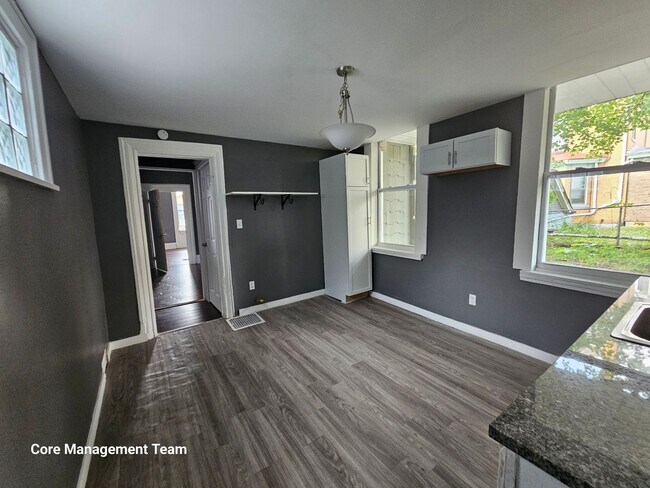 Building Photo - Updated 1 bedroom 1 bath apartment for ren...