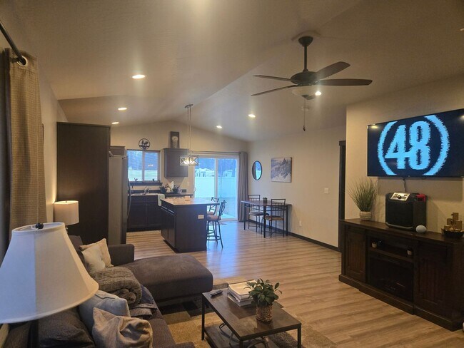 Foto del edificio - Single-level home with private yard