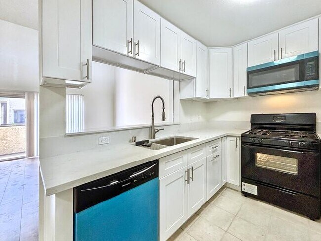 Foto del edificio - Lovely 2-Bed, 2-Bath Condo with Great Loca...