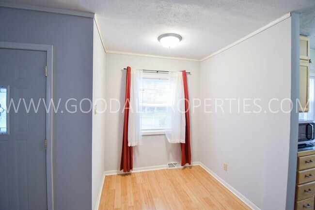 Building Photo - 2 Bedroom 1 Bathroom Single-Family Home wi...