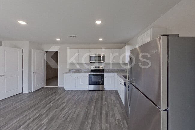 Building Photo - 111 Maple Dr