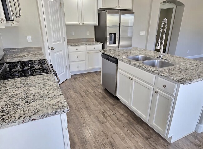 Foto del edificio - 5240 N Diamond Creek Ave