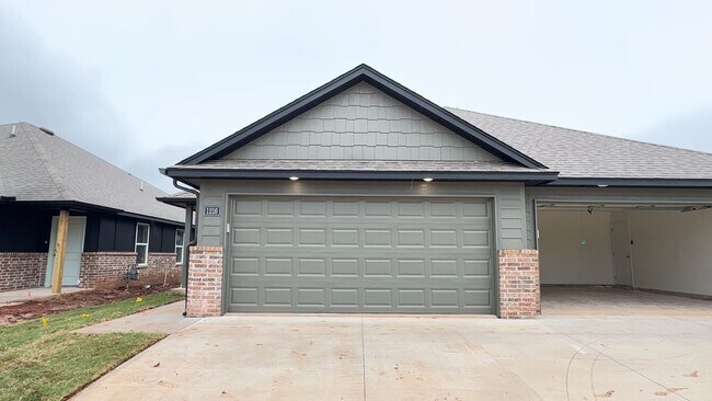 Foto del edificio - 3 Bedroom 2 Bath 2 Car Garage Duplex in Gr...