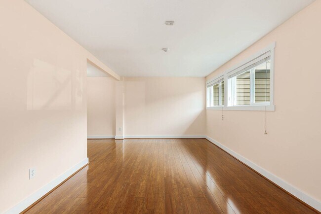 Foto del edificio - Bright & Updated 2BR Townhome in the Heart of Redmond – Near Light Rail & Marymoor Park