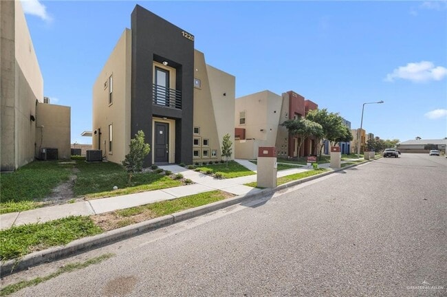 Building Photo - 1220 E Camellia Ave