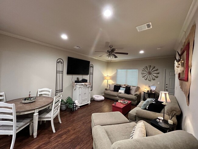 Building Photo - January Move In! Large 2 Bed, 2.5 Bath Con...