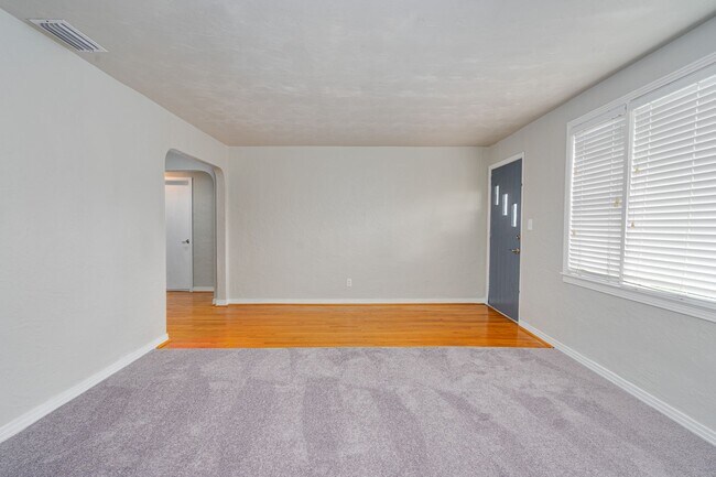 Building Photo - Newly Renovated 2 Bed 1 Bath Beachside Home