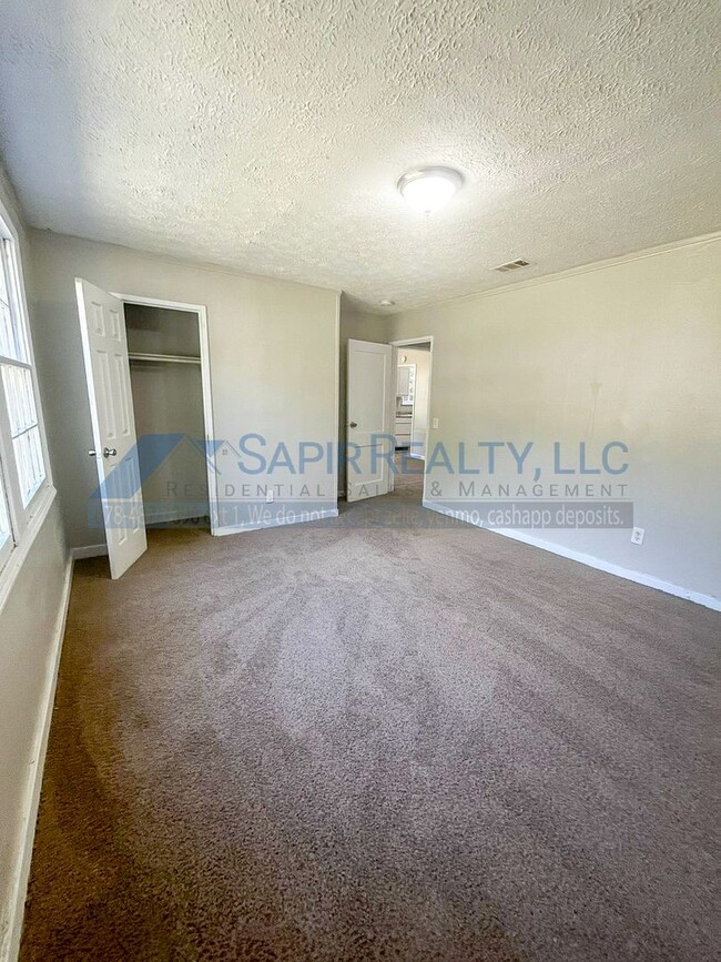 Building Photo - Charming 3-Bedroom Home - Move in by 11/30...