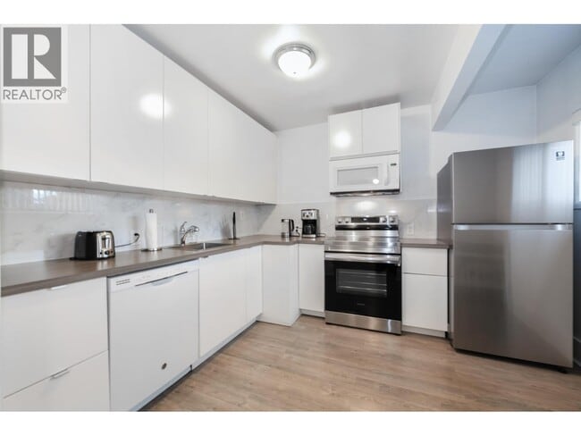 Building Photo - 315 W 19th Ave