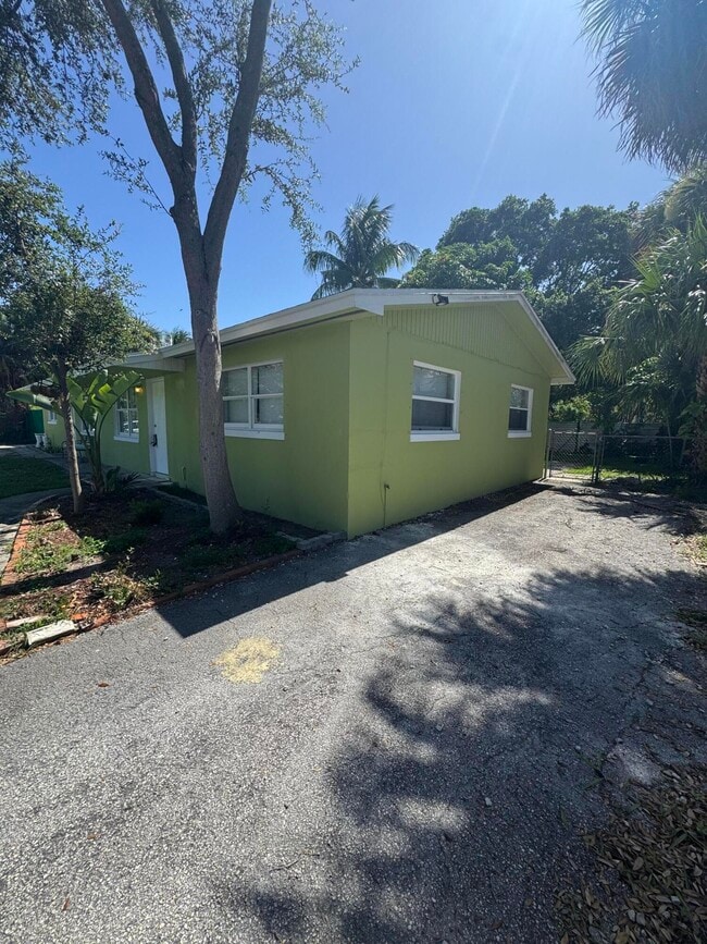 Building Photo - 8821 Dania Dr