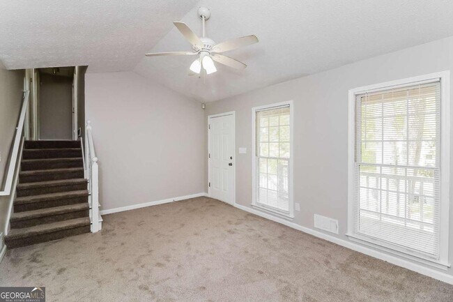 Building Photo - 217 Robin Hood Dr