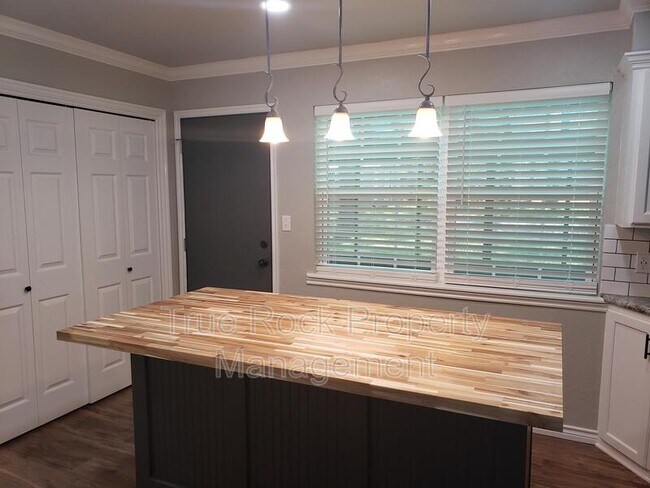 Building Photo - 204 S Morrison Dr