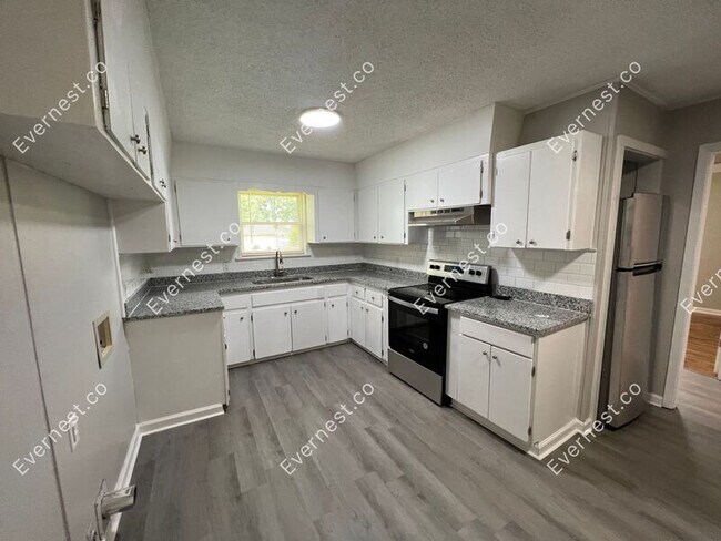 Building Photo - 904 Sorrells Dr