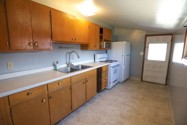 Building Photo - 2 Bed 1 Bath