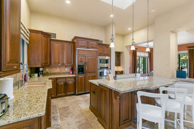 Building Photo - 6310 N Canon del Pajaro