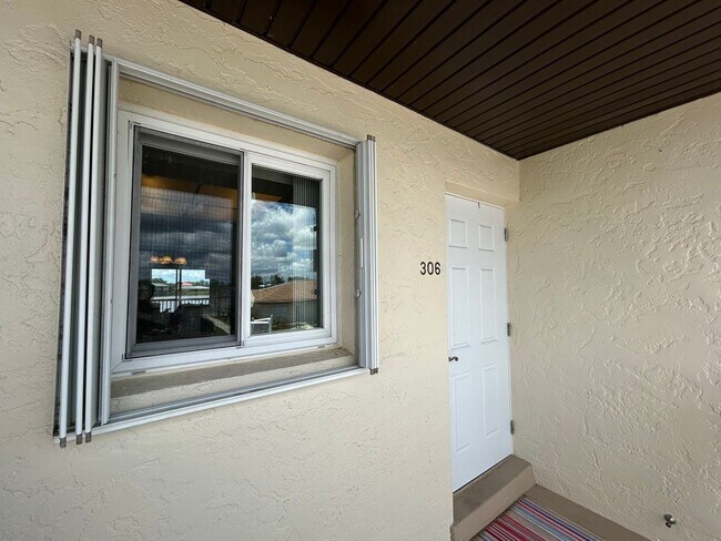 Foto del edificio - 2 br, 2 bath House - 25275 Rampart Blvd #306