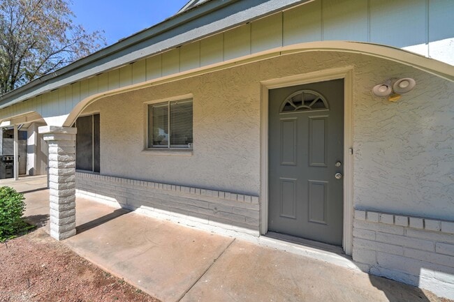 Building Photo - 5945 S Palm Dr