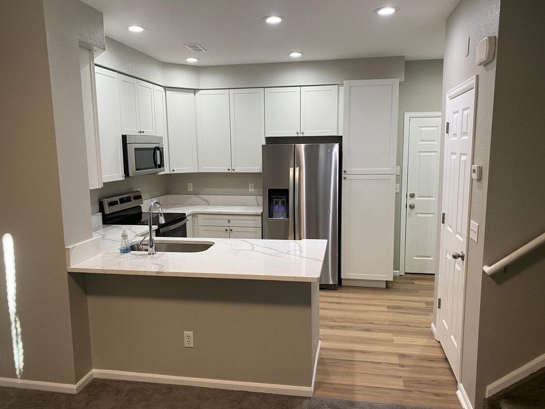 Gorgeous, Updated 3 bedroom, 2.5 bath, 2 car garage! - Gorgeous, Updated 3 bedroom, 2.5 bath, 2 car garage!