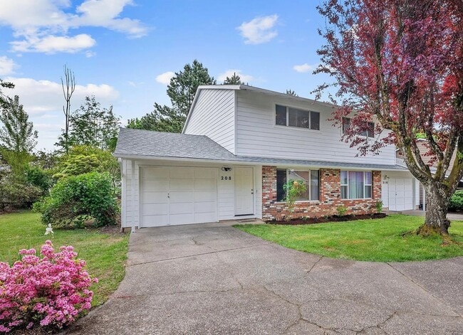 Building Photo - 208 SW Wallula Ave