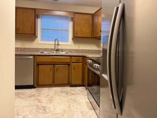 Building Photo - 105 Oakmont Ln