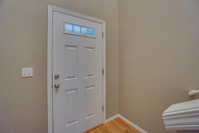 Foto del edificio - BEAUTIFUL NEWER THREE BEDROOM HOME IN HAZE...