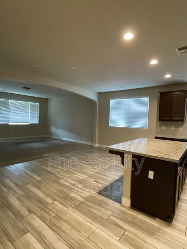 Building Photo - 575 Montana De Oro St