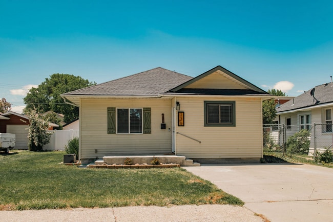 Building Photo - 136 10th Ave E