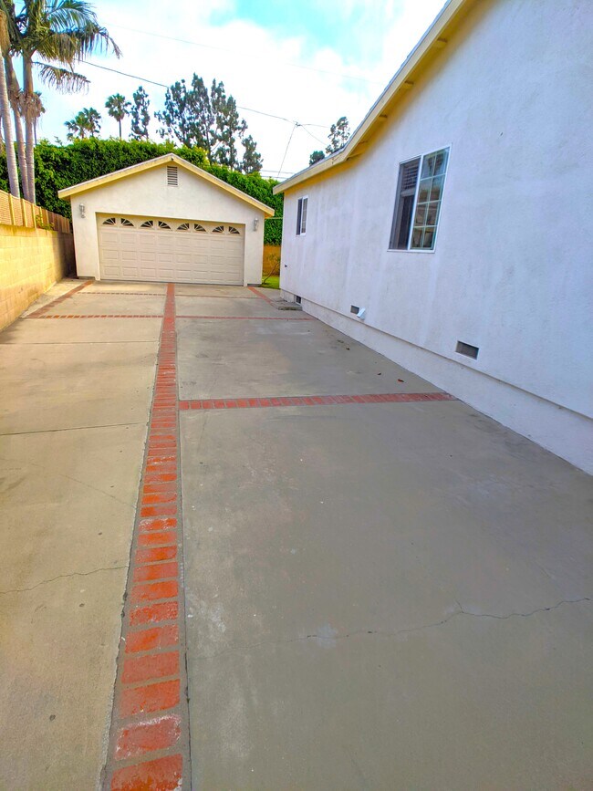 Building Photo - 8845 Glider Ave