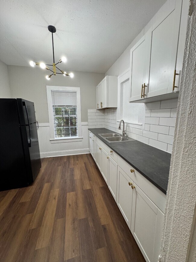 Foto del edificio - 1459 W 23rd St