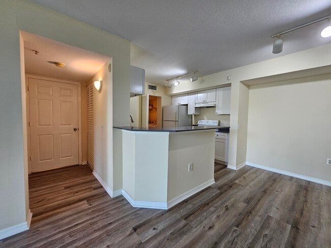 Building Photo - 604 Villa Cir